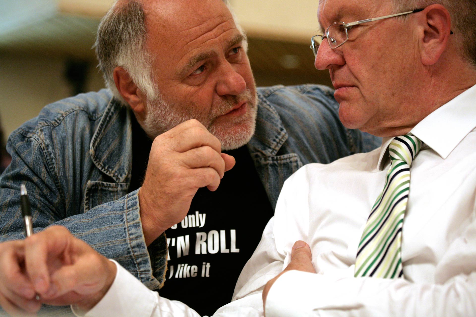 Rezzo Schlauch diskutiert mit Winfried Kretschmann auf dem Sonder-Landesparteitag von BÜNDNIS 90/DIE GRÜNEN (2011), in Stuttgart
