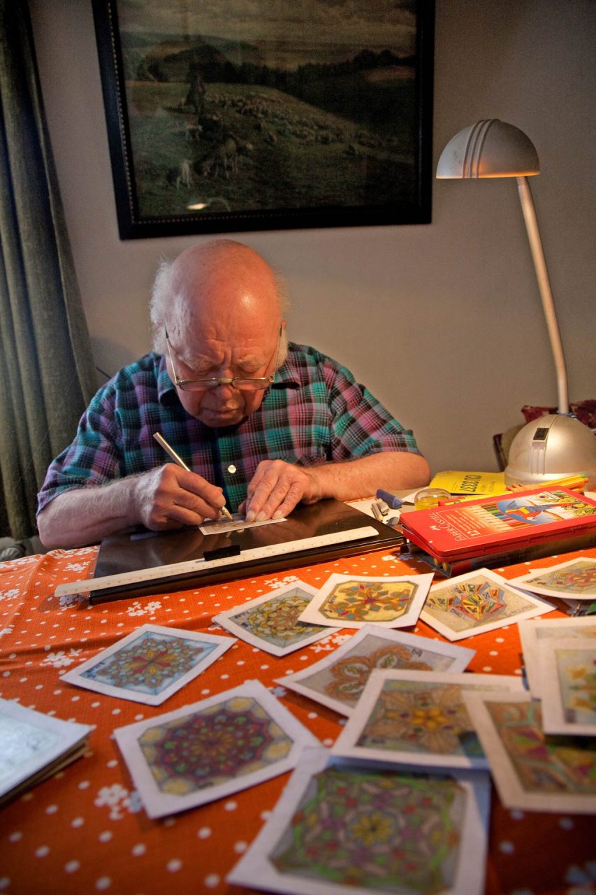 Der Onkel Ernst ist jetzt 85 und malt Sterne. Wenn er kann, macht er das jeden Tag. Dann zieht er seinen Körper aus dem abgewetzten Sessel, setzt seine Brille auf, rückt den Stuhl mit dem Kissen zurecht und beugt sich über den Tisch unter der Lampe in der Stube.
