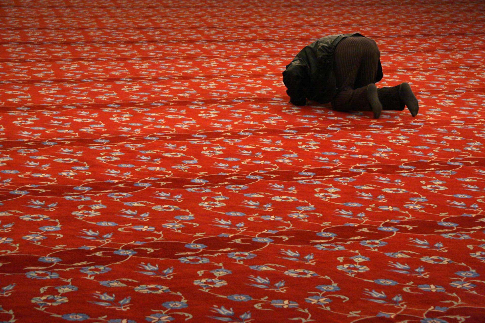 Praying inside the Süleymaniye-Camii in Fatih