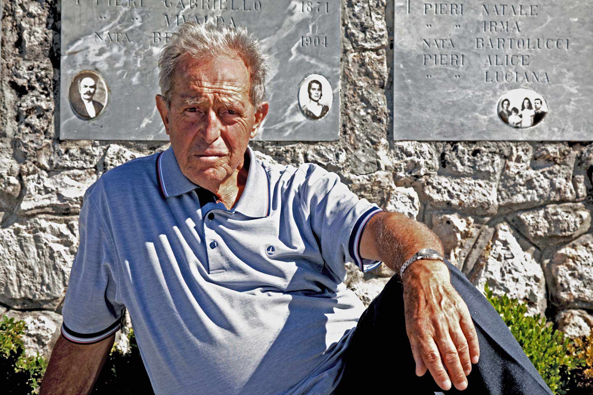 Enrico Pieri vor den Gedenksteinen seiner Familie in Sant'Anna. "Er ist einer der wenigen, die den 12. August 1944 überlebt haben. Etwa 220 Soldaten der SS und der Wehrmacht ermordeten an jenem Tag mehr als 500 Menschen und verbrannten die Leichen, Tiere, Häuser, Ställe."