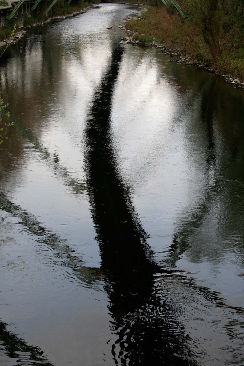 Die Schwebebahn auf stählernen Stelzen prägt das enge Flussbett der Wupper