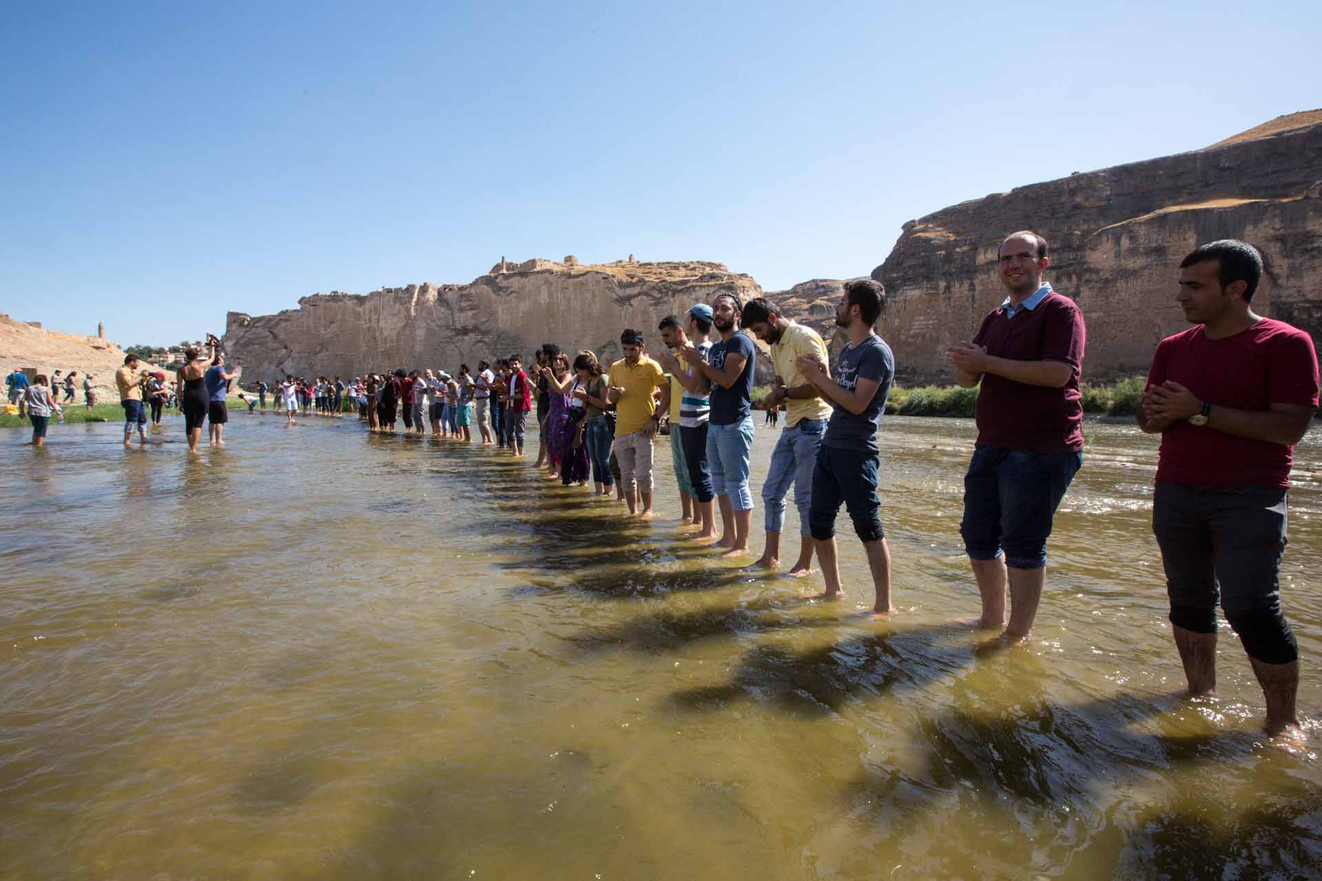 Umweltaktivisten und Gegner aus der ganzen Osttürkei bilden  tanzend und singend eine Menschenkette im Tigris...