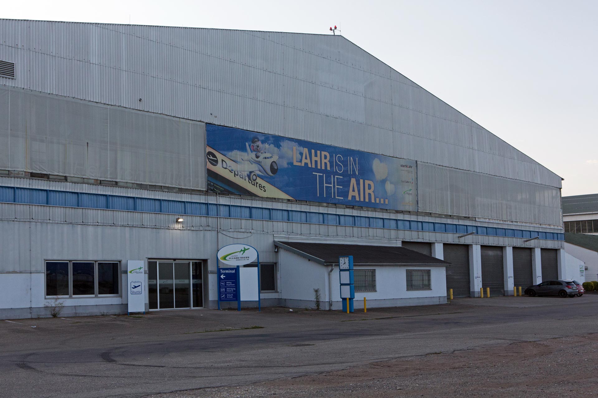 Zwei Maschinen pro Tag starten von dem kleinen Regionalflughafen Lahr.