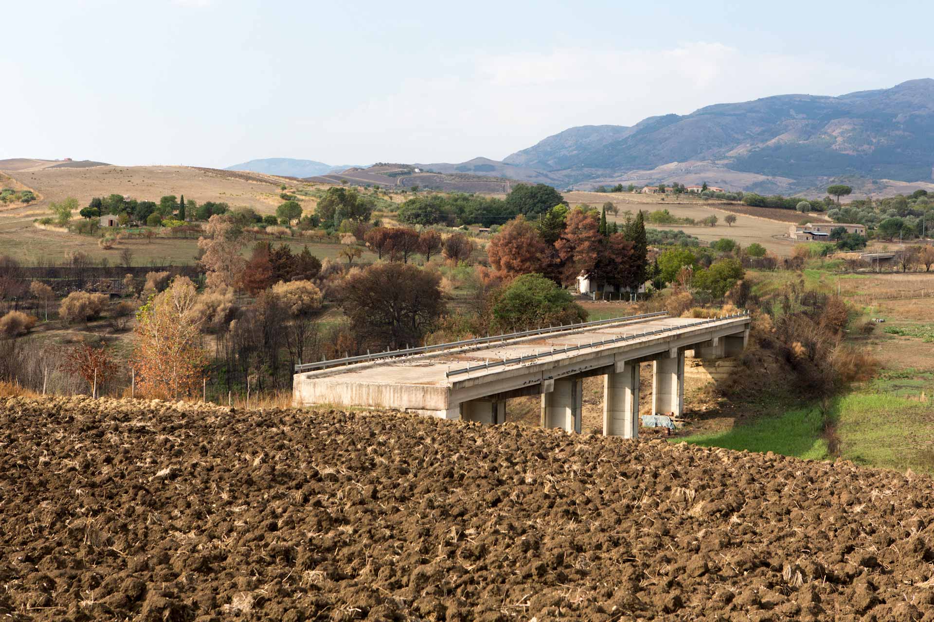 Eine funktionslose Straßenbrücke mitten in der Landschaft, Relikte der dubiosen Machenschaften der sizilianischen Unterwelt.