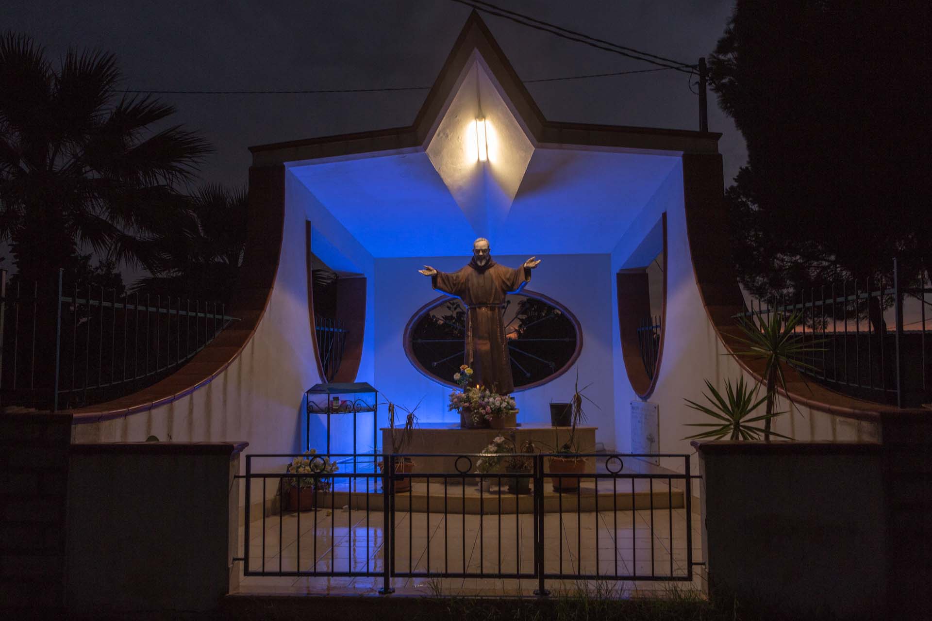 ...auch hier wunderbar illuminierter Padre Pio an einer einsamen Landstraße.