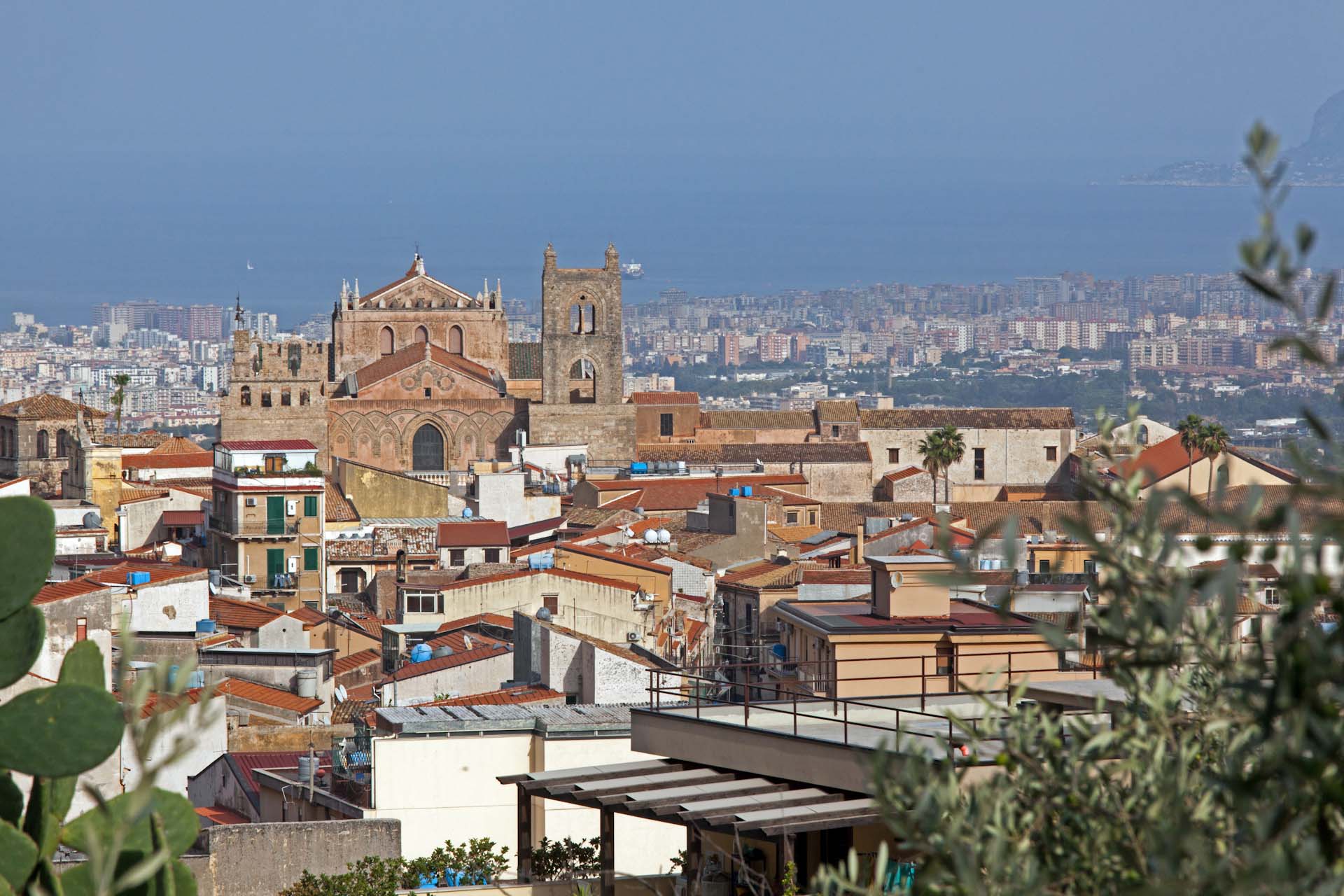 Vom Duomo di Monreale hat man einen weiten Blick über Palermo.