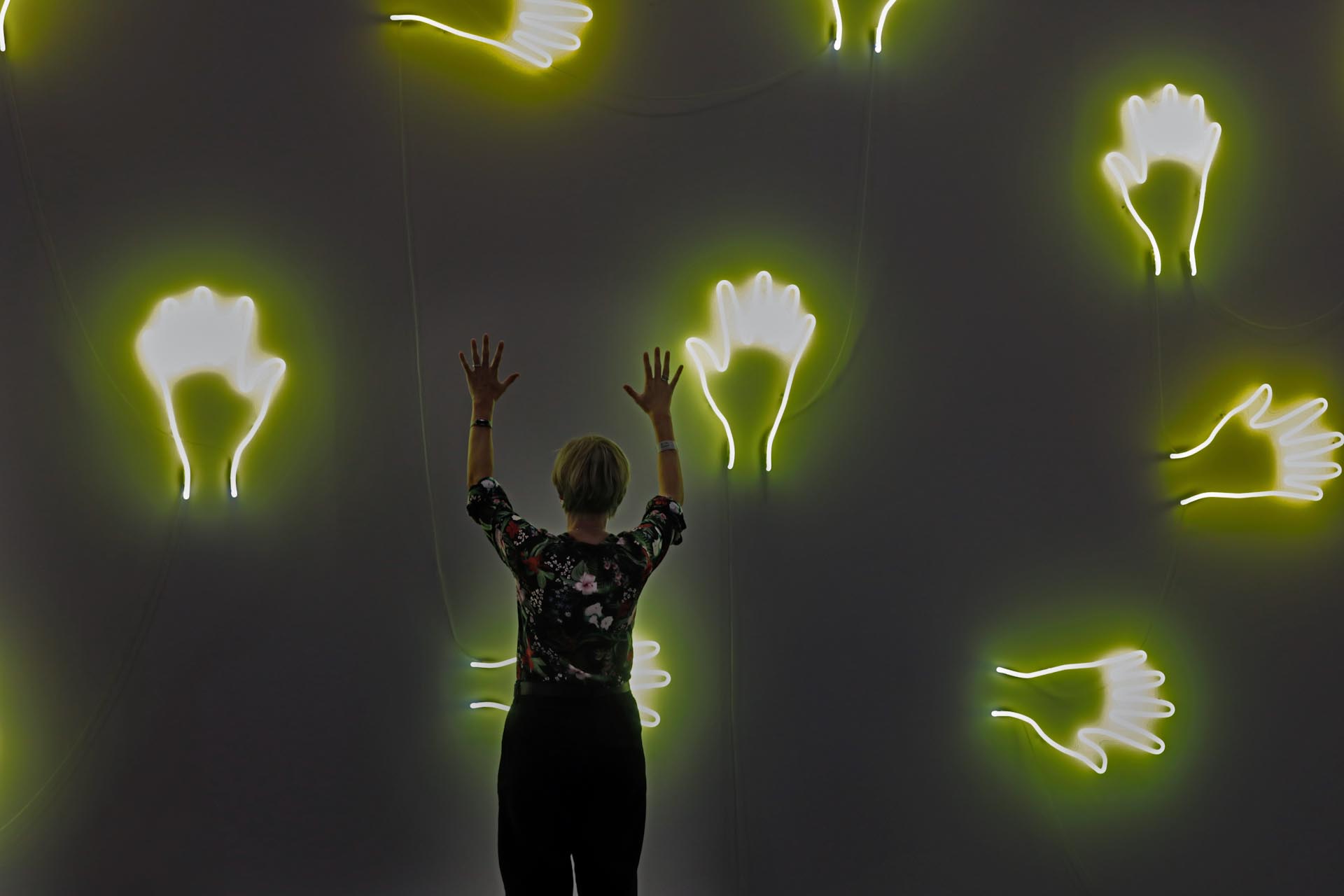 Die Neon Installation von Mai-Thu-Perret, "Untitled", 2021/2023, auf der Art Unlimited.