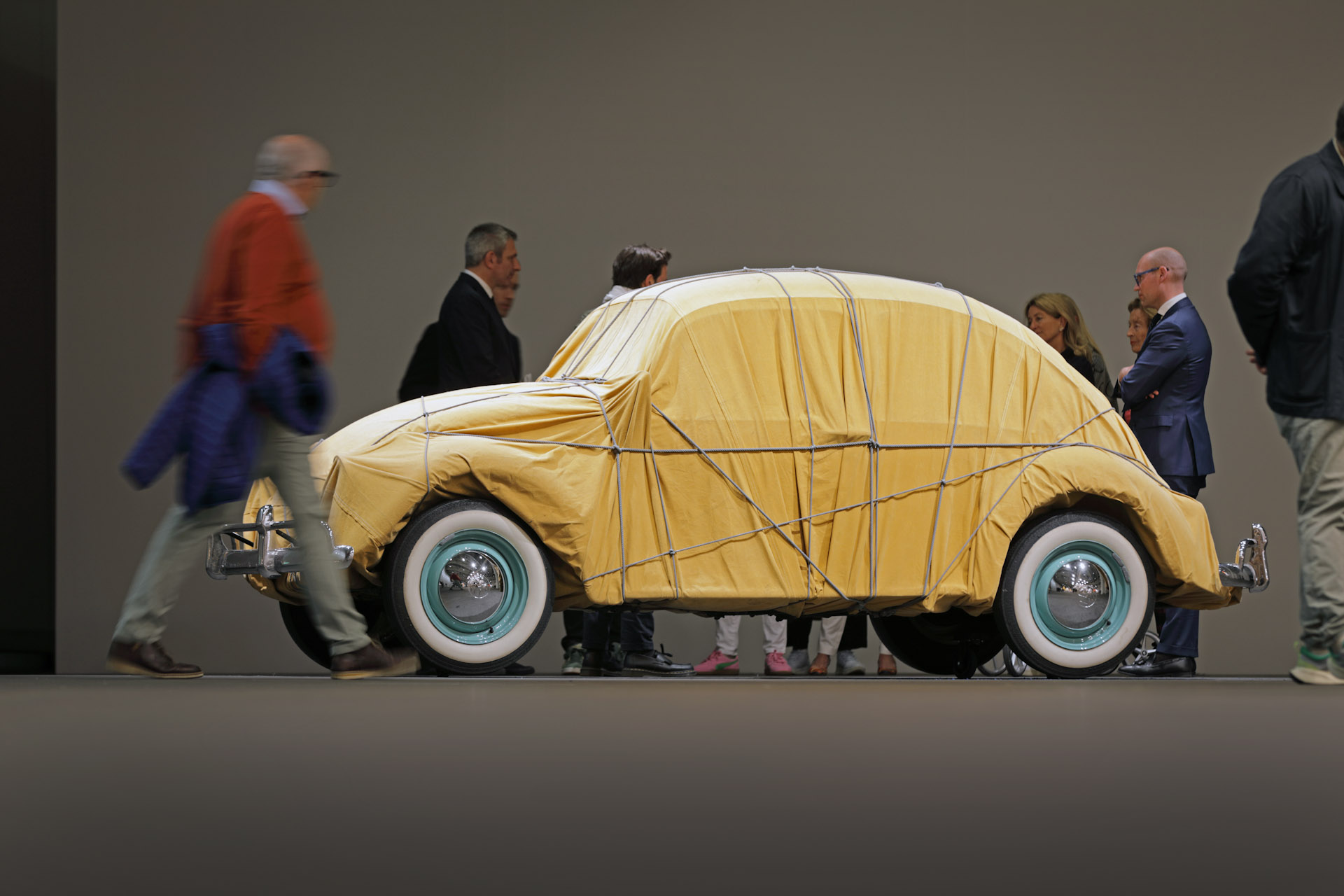 Christo, der Altmeister der Verpackungskunst auf Unlimited 2024 mit "Wrapped" von 1961, ein Volkswagen Beetle Saloon (Remake), 1963-2014.
