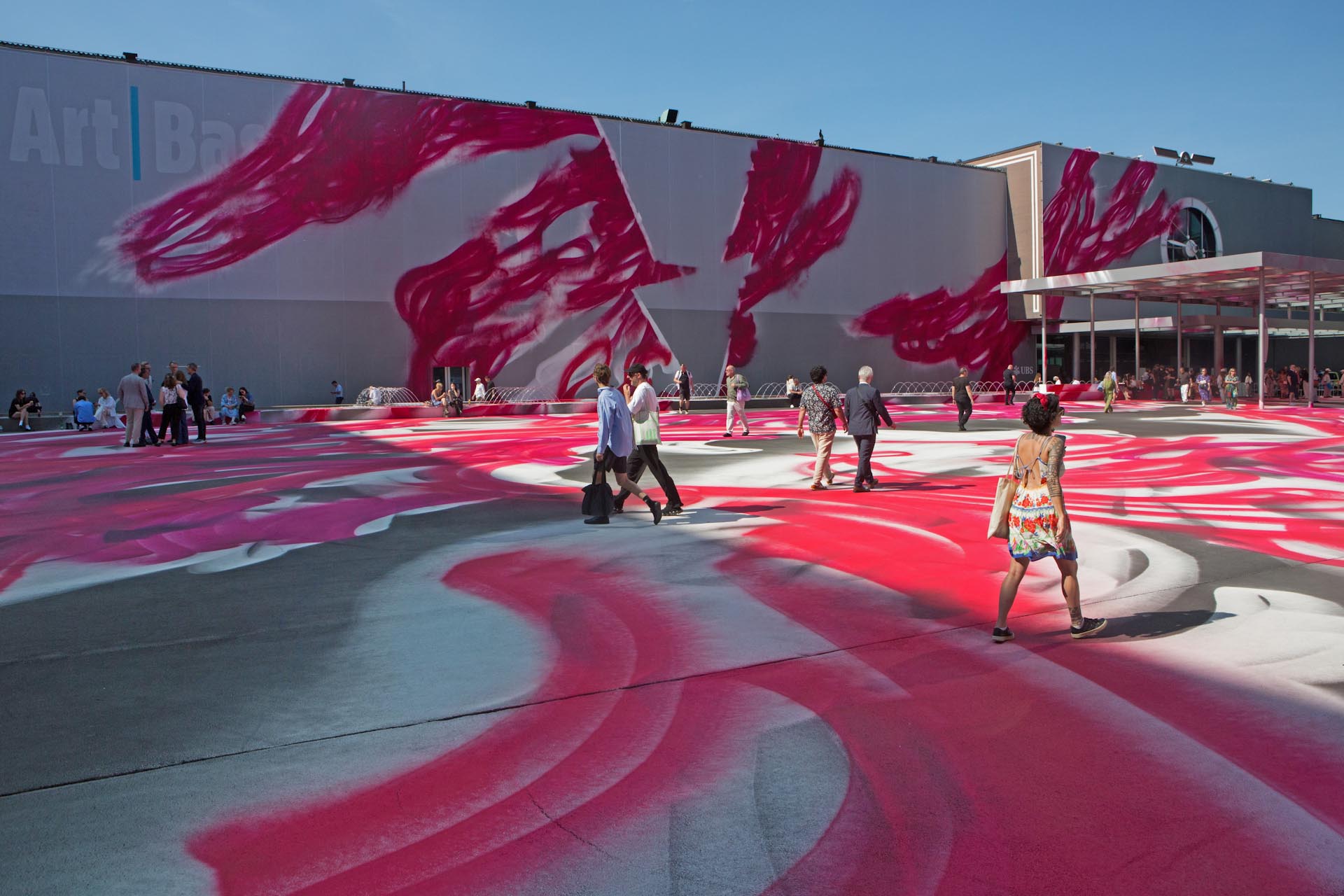 Der Messeplatz prägte das Erscheinungsbild der diesjährigen Kunstmesse Art Basel 2025 mit einem Auftragswerk der Malerin Katharina Grosse, einer großformatigen Installation.