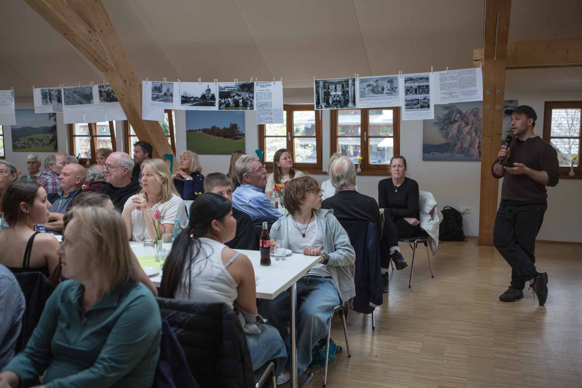 Speeches at an exhibition in the community hall in Hofsgrund.