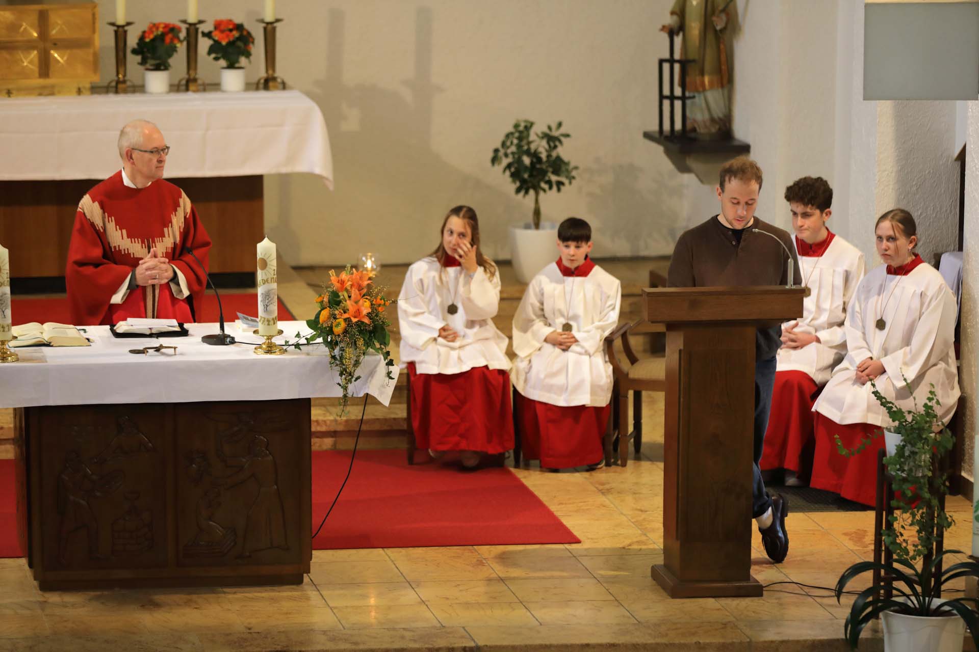 Marius Buhl, whose grandfather was involved in the rescue effort, speaks during the memorial service.